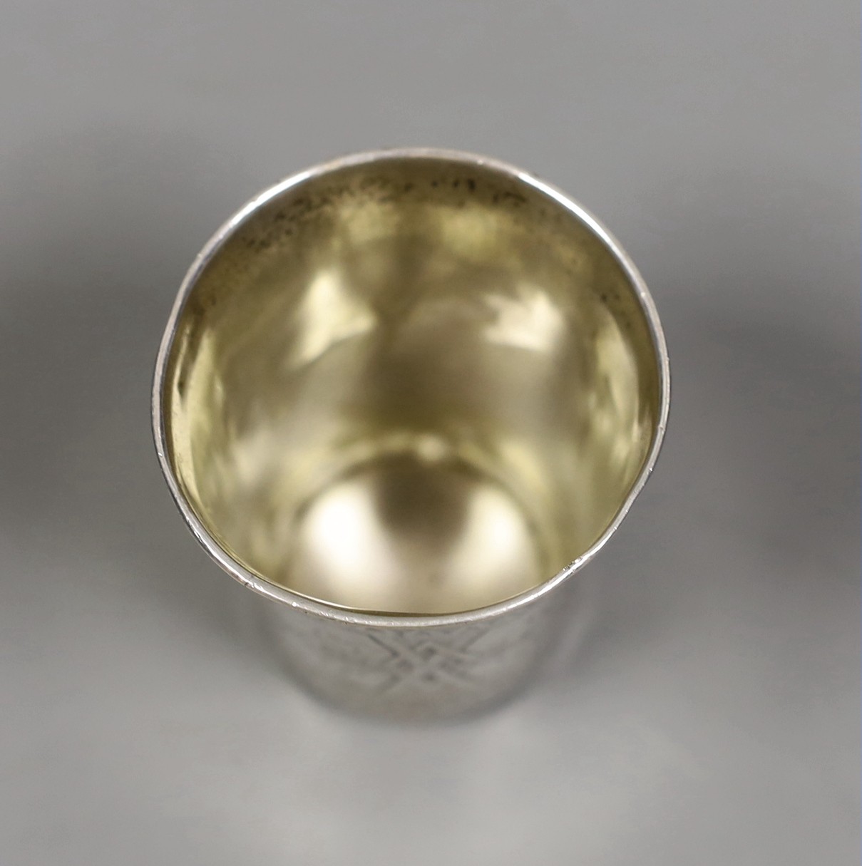 A 19th century Russian 84 zolotnik tumbler, with engraved decoration, marks rubbed, 7.5cm